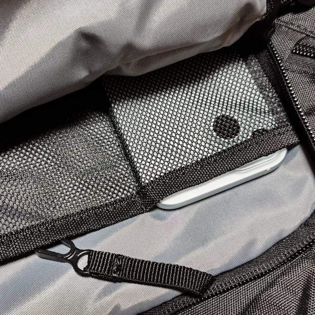 QUECHUA Arpenaz 500 30L 前側コンパートメント収納例