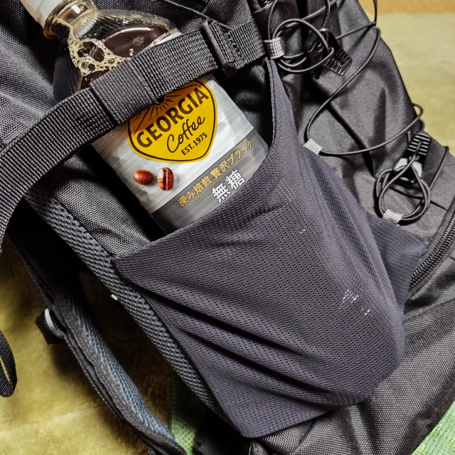 QUECHUA Arpenaz 500 30L サイドポケット1Lボトル収納例