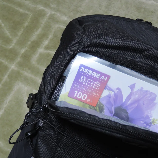 QUECHUA Arpenaz 500 30L 前側コンパートメントA4クリアファイル収納例